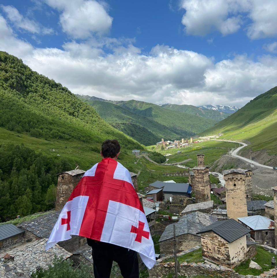 საქართველოს დროშა მთებში