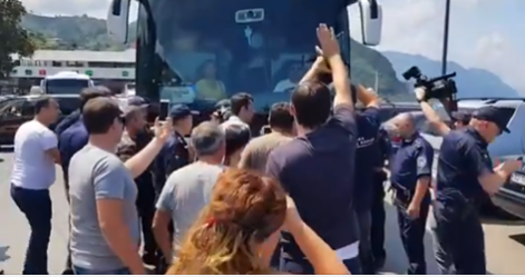 ( ვიდეო )„თურქმა პოლიციელებმა ქართველი მძღოლები სცემეს ,გაძარცვეს,დაამცირეს,და ბავშვის წამლის უკანასკნელი ფული წააართვეს !!! “