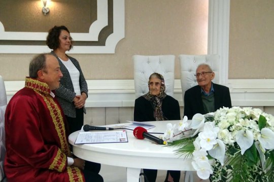 თურქეთში 77 წლის მამაკაცი და 90 წლის ქალი 7-წლიანი ურთიერთობის შემდეგ დაქორწინდნენ